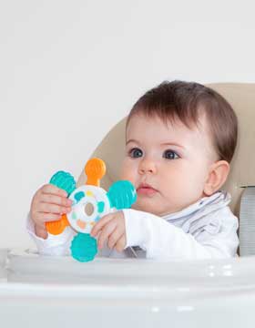 Beba se igra sa ELfi zvečkom-glodalicom